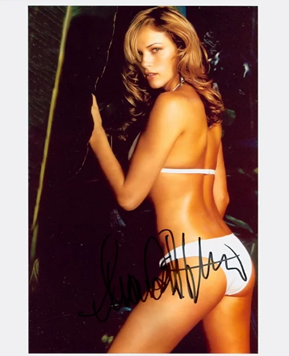Amanda Righetti autograph