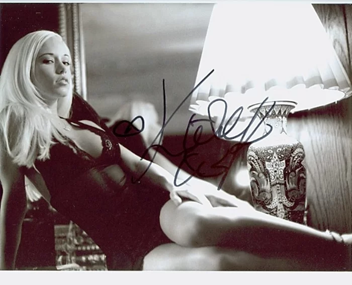 Kendra Wilkinson autograph