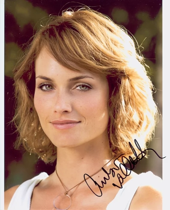 Amber Valletta autograph
