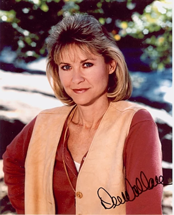 Dee Wallace autograph