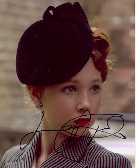 Juno Temple autograph