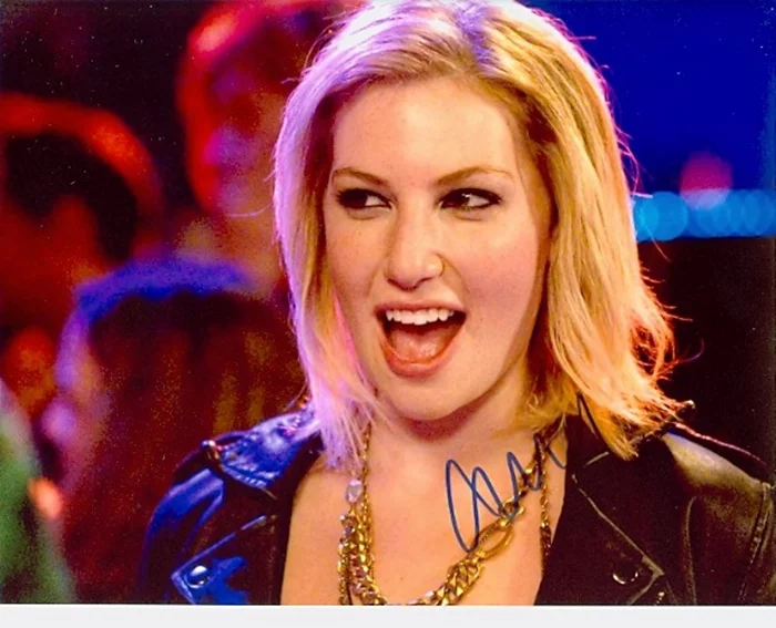 Ari Graynor autograph