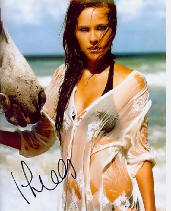 Isabel Lucas autograph