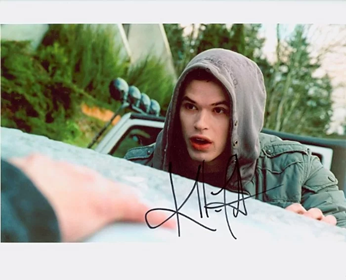 Kellan Lutz autograph