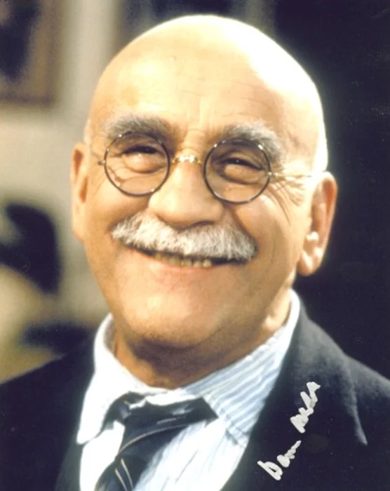 Warren Mitchell autograph