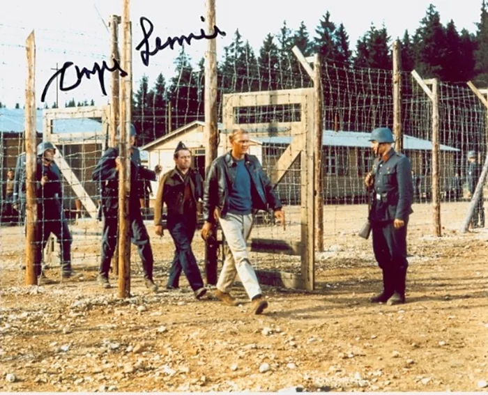 Angus Lennie autograph