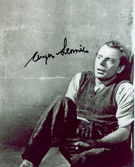 Angus Lennie autograph