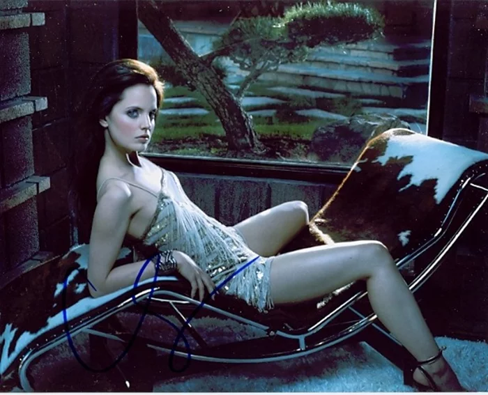 Mena Suvari autograph