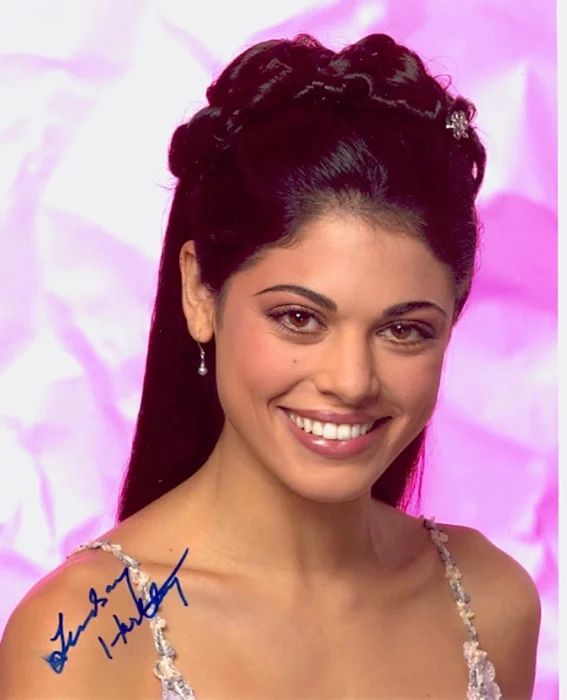 Lindsay Hartley autograph