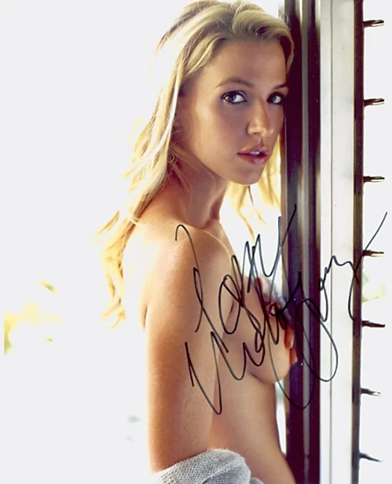 Poppy Montgomery autograph