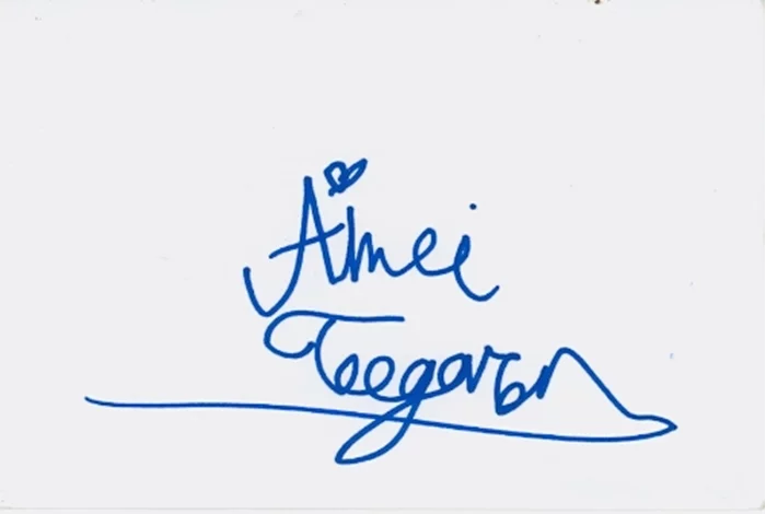 Aimee Teegarden autograph