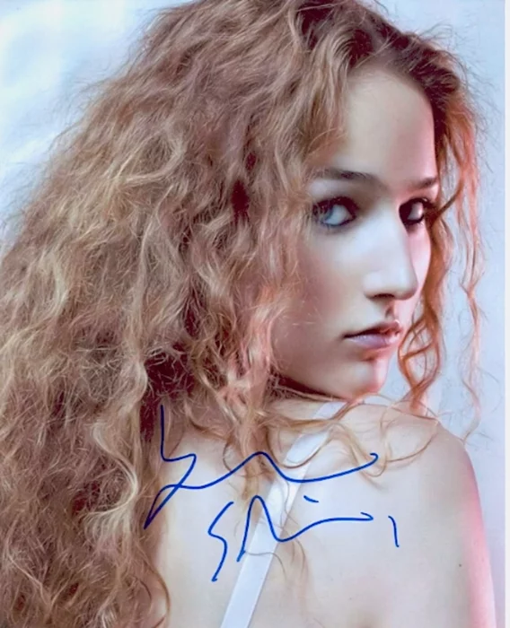 Leelee Sobieski autograph