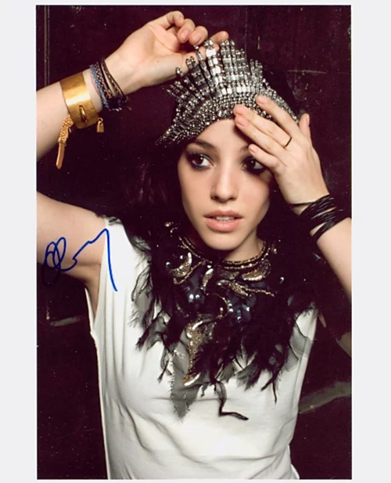 Olivia Thirlby autograph