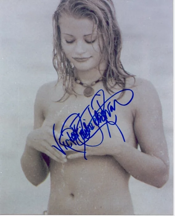Emilie de Ravin autograph