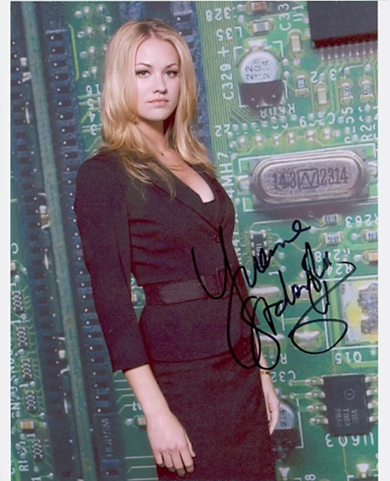 Yvonne Strahovski autograph