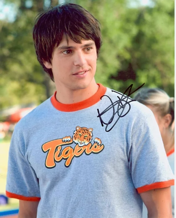 Nicholas D'Agosto autograph