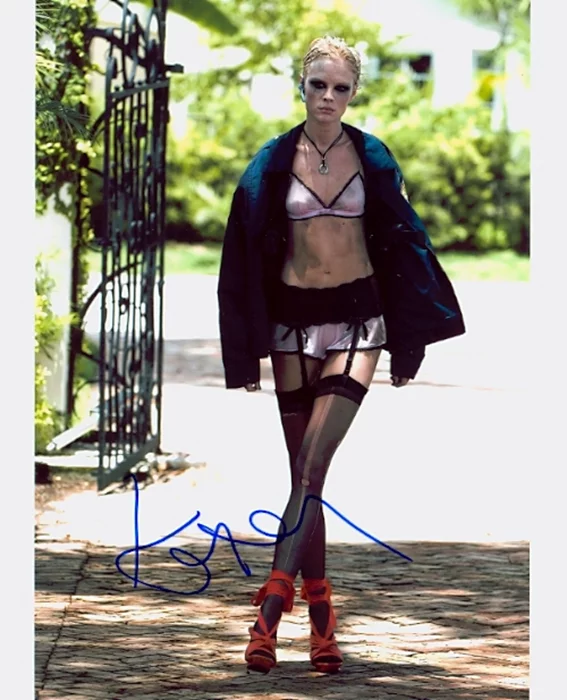 Kate Nauta autograph