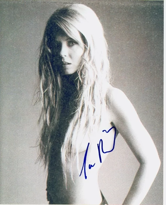Tara Reid autograph