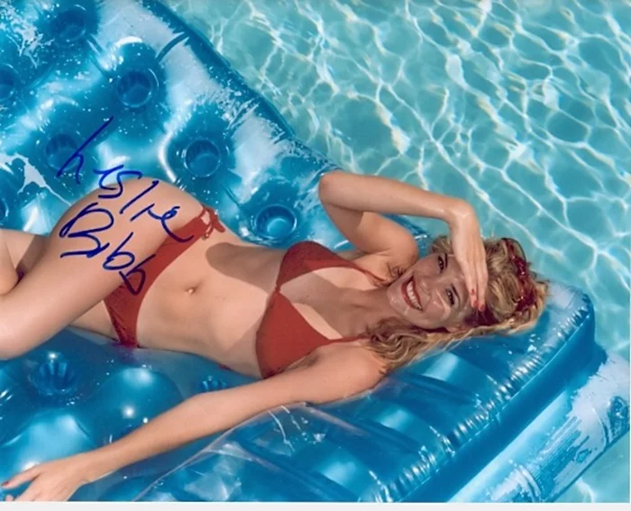 Leslie Bibb autograph