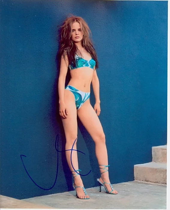 Mena Suvari autograph