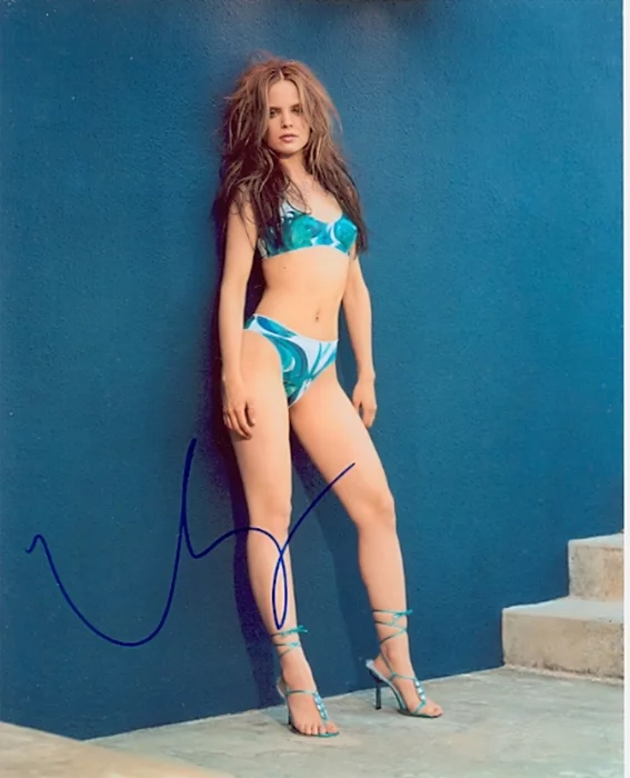 Mena Suvari autograph