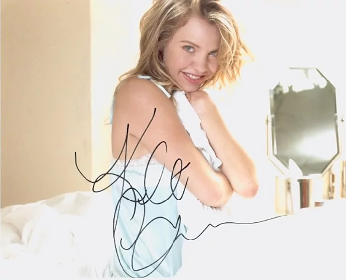 Kelli Garner autograph