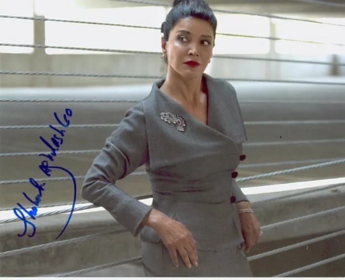 Shohreh Agadashloo autograph