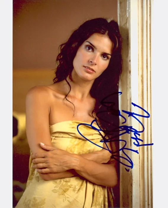 Angie Harmon autograph