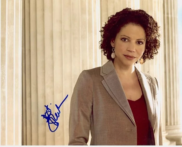 Gloria Reuben autograph