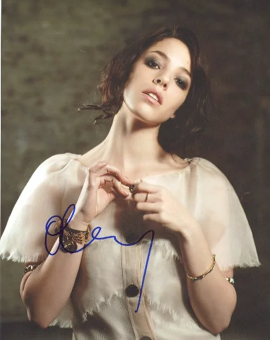 Olivia Thirlby autograph