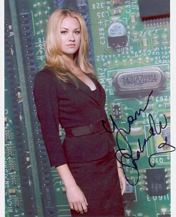 Yvonne Strahovski autograph