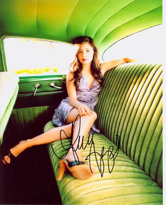 Shiri Appleby autograph
