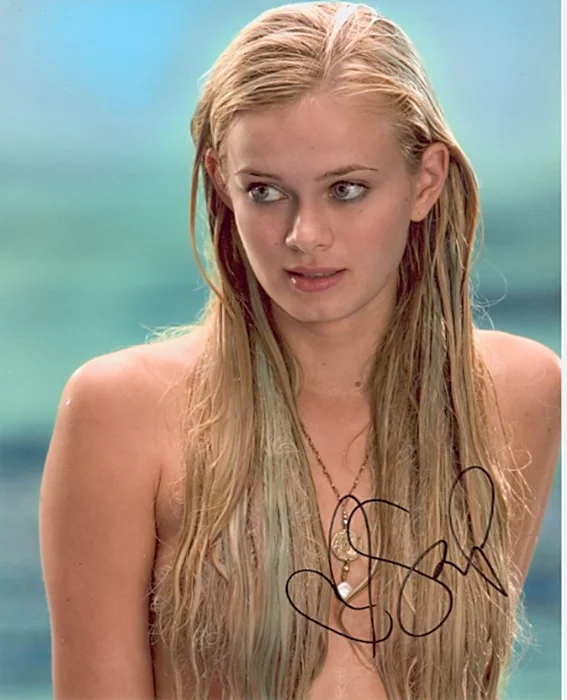 Sara Paxton autograph