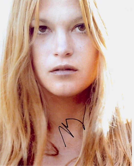 Nicki Aycox autograph