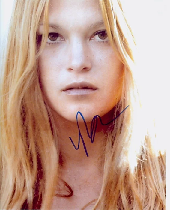 Nicki Aycox autograph