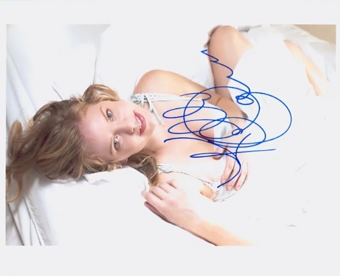 Kelli Garner autograph