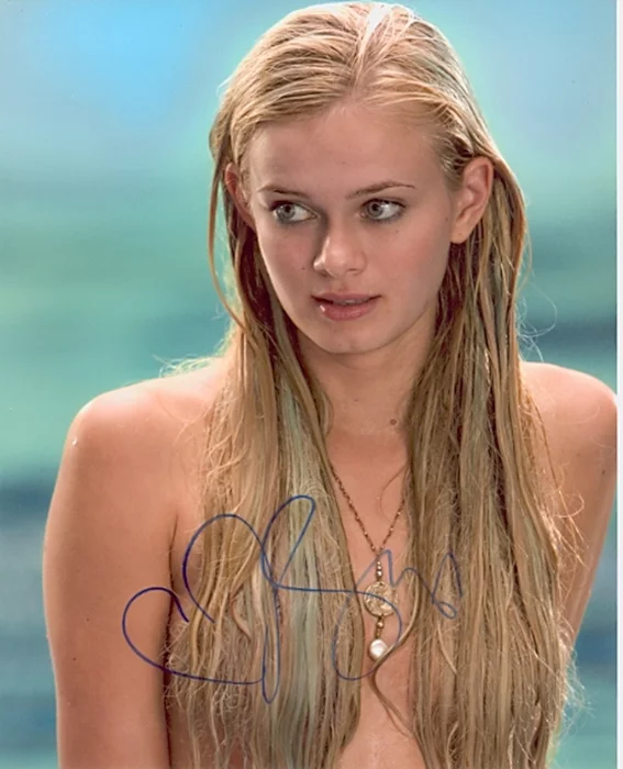 Sara Paxton autograph