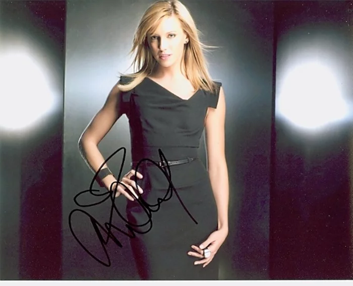 Katie Cassidy autograph