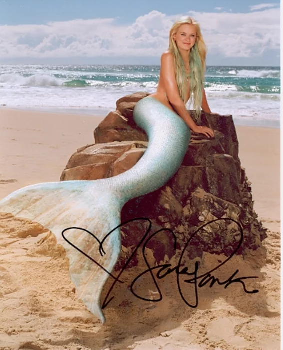 Sara Paxton autograph