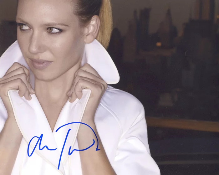 Anna Torv autograph