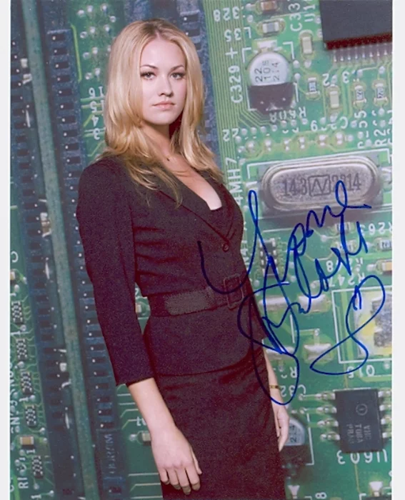 Yvonne Strahovski autograph