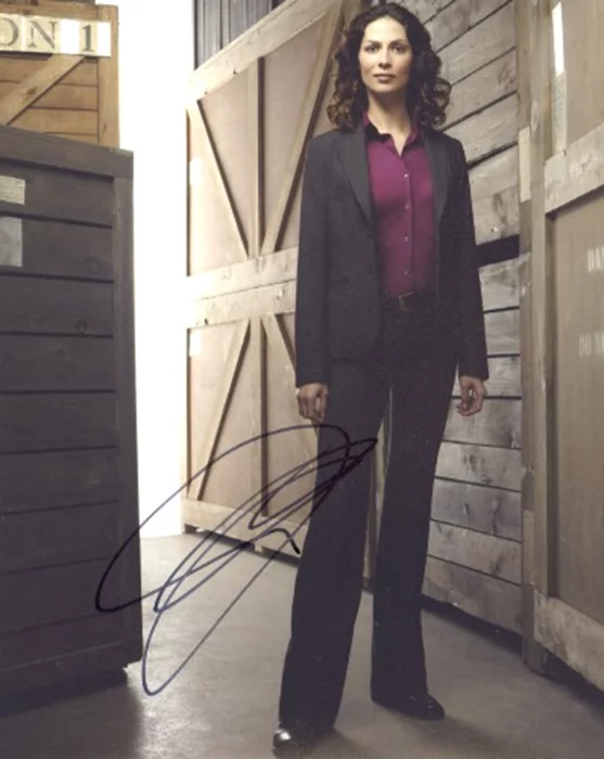 Joanne Kelly autograph