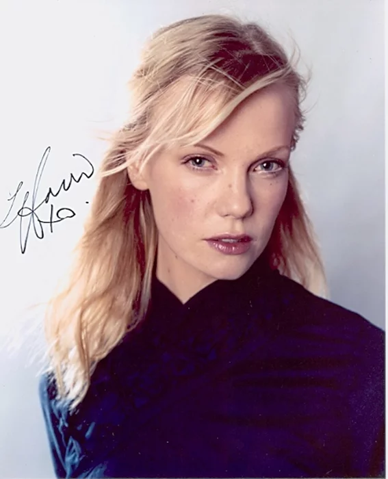 Laura Harris autograph