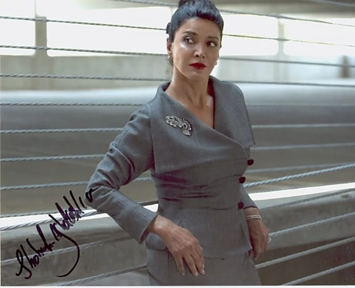 Shohreh Agadashloo autograph
