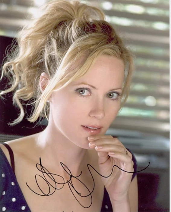 Leslie Mann autograph