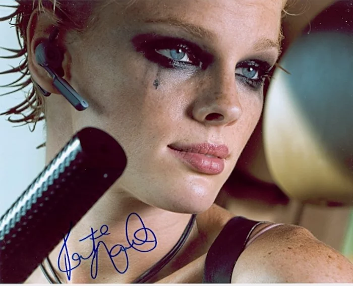 Kate Nauta autograph