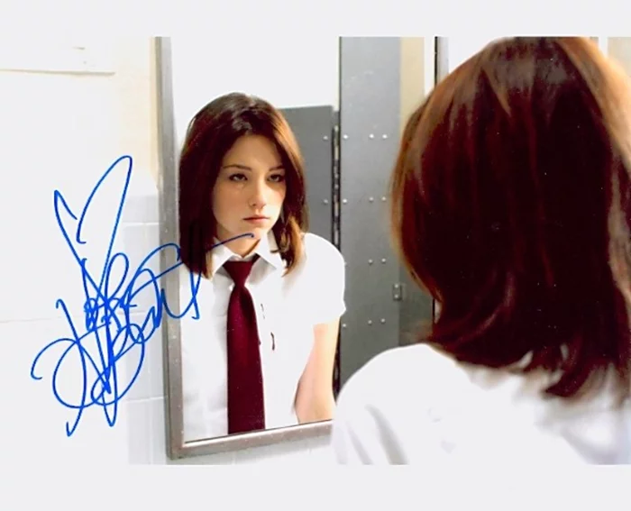 Haley Bennett autograph