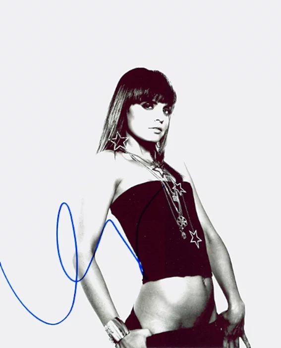 Mena Suvari autograph