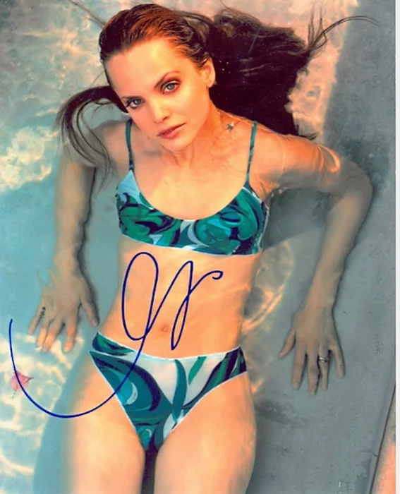 Mena Suvari autograph