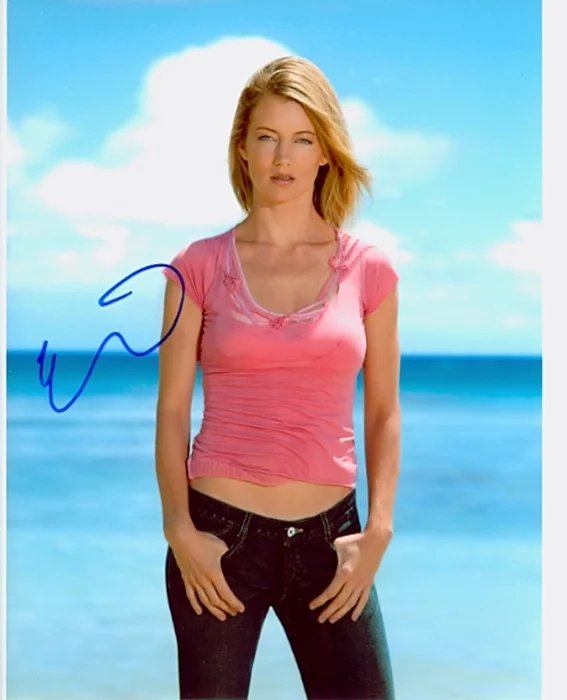 Cynthia Watros autograph